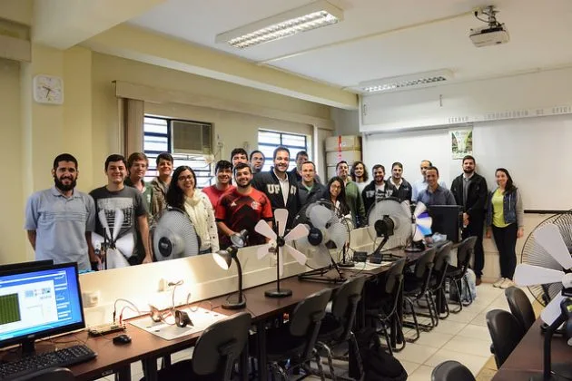 Laboratório da UFJF com bancadas, computadores e equipamentos