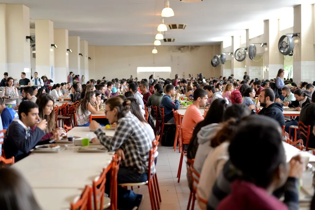 Salão do Restaurante Universitário da UFJF com estudantes almoçando